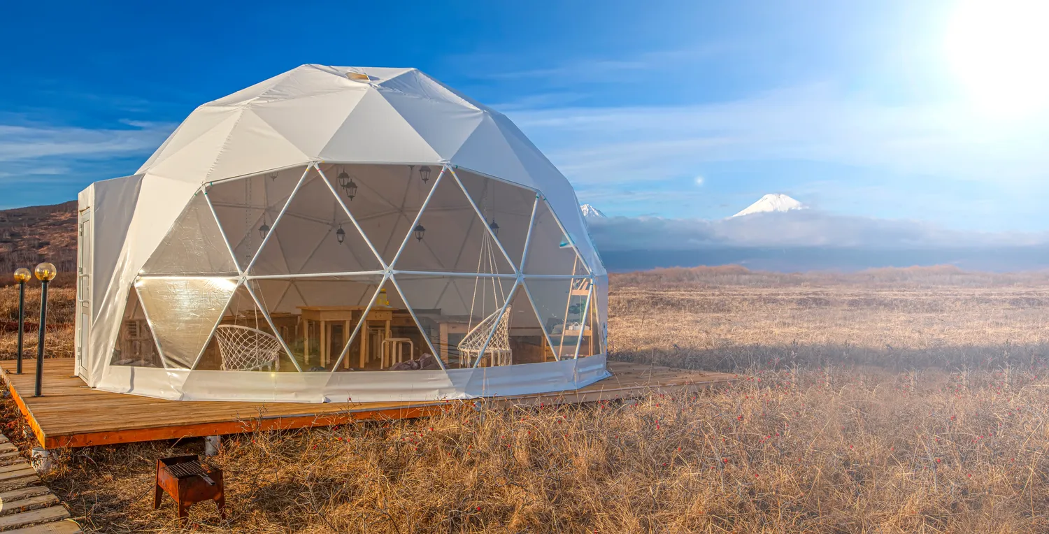 Na czym polega glamping?