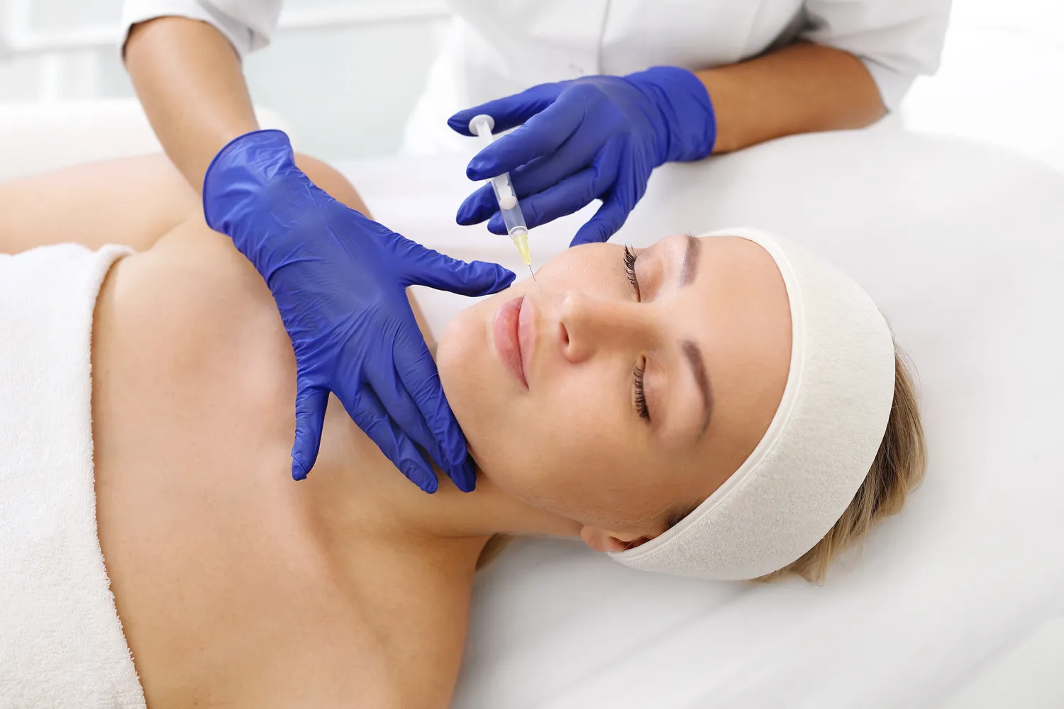 Jak długo układa się kwas hialuronowy w ustach?