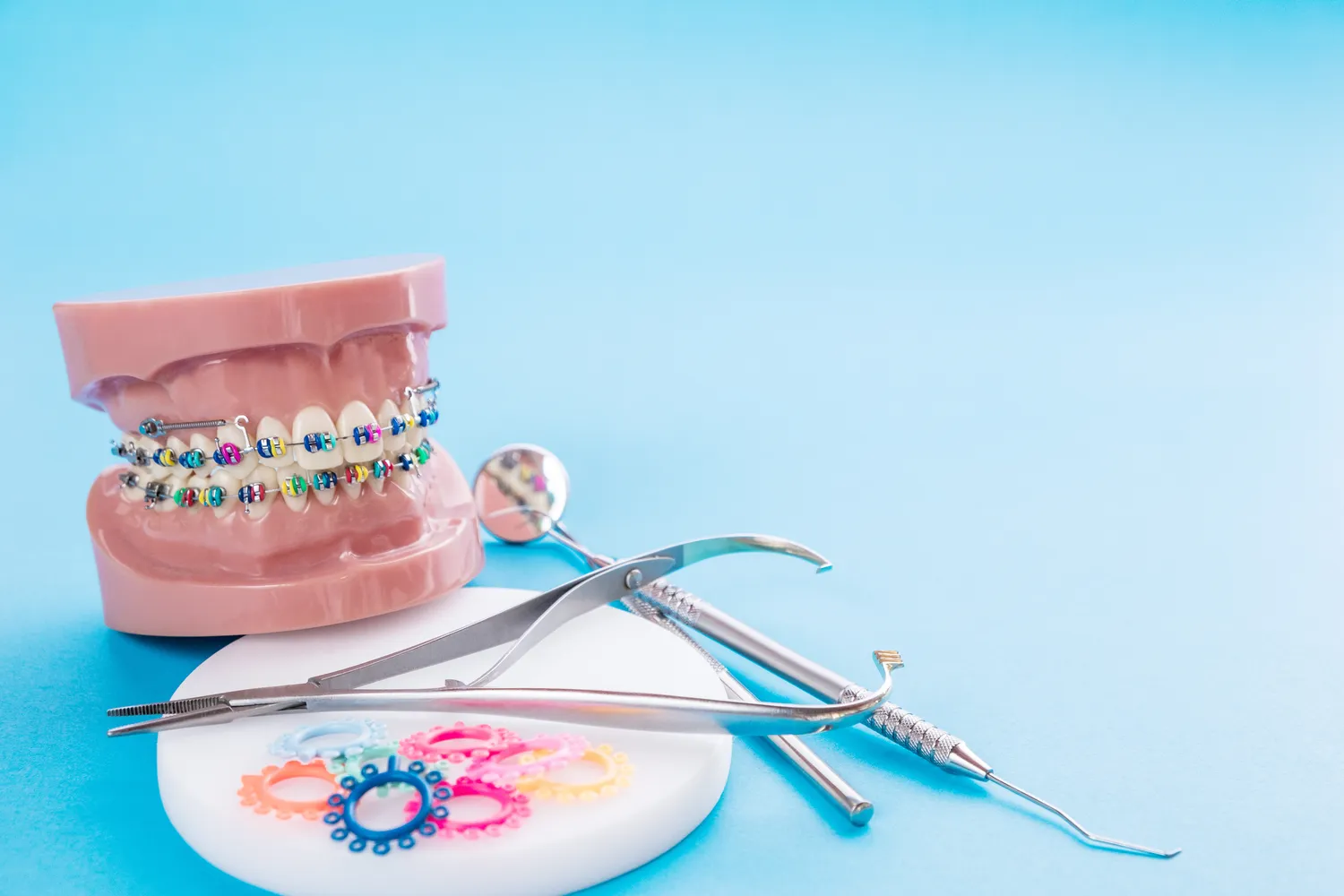 Ile kosztują sztuczne zęby?